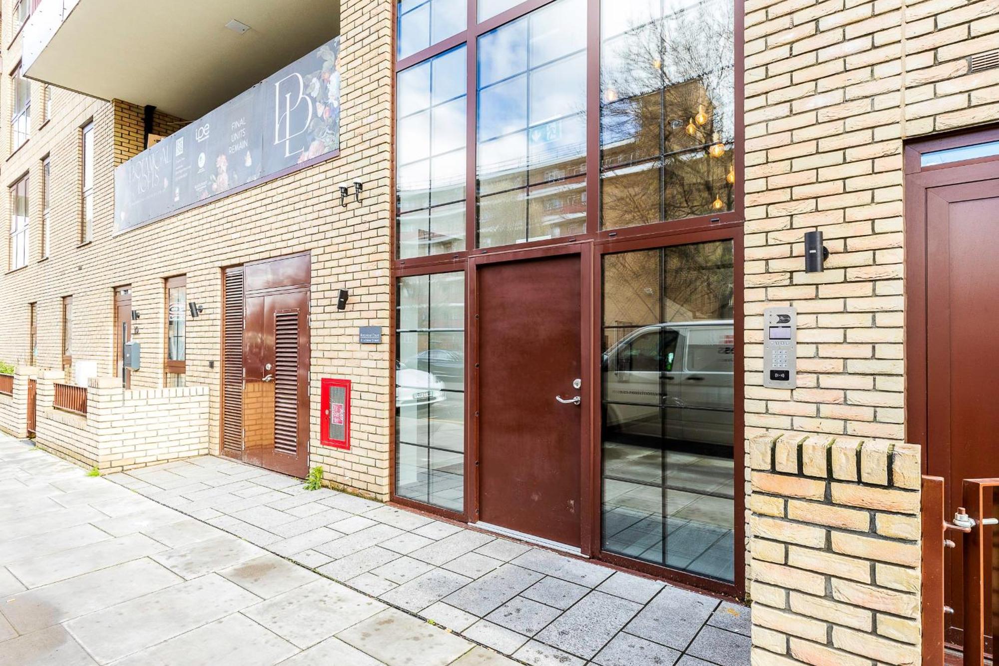 View Spacious 2 Bedroom Penthouse * Londres