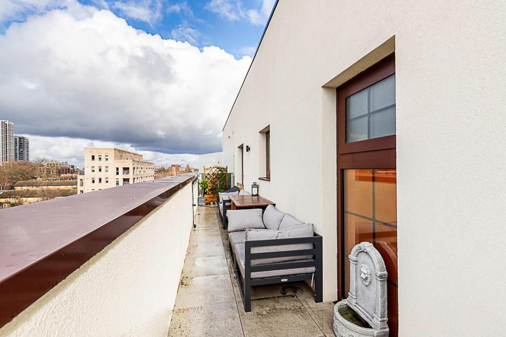 View Spacious 2 Bedroom Penthouse * Londres
