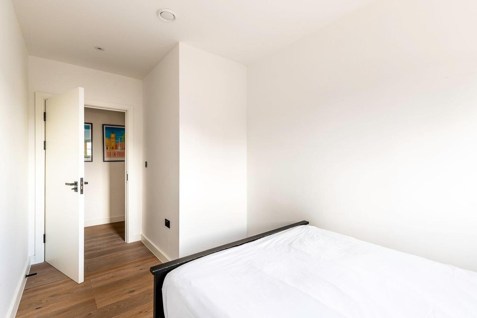 View Spacious 2 Bedroom Penthouse * Londres